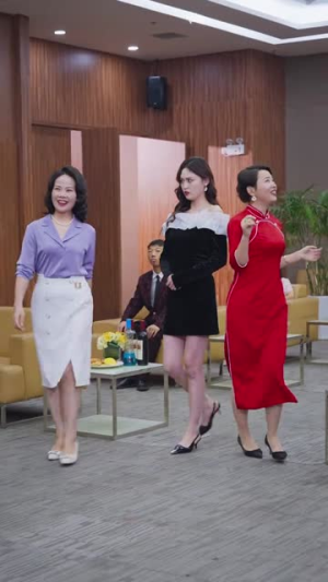 《三个女儿把老妈宠翻天》（34集）短剧在线看全集超爽