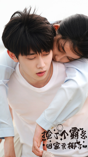 《捡了个霸总回家卖椰子》（70集）精彩短剧在线全集看