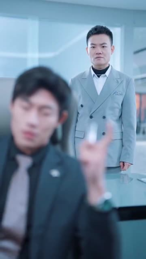 《她与鸢尾同绽》（31集）短剧免费全集畅快追