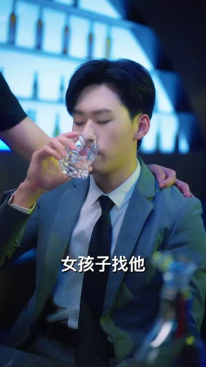 《谈个恋爱吧伍助理》（45集）畅享短剧全集精彩不停