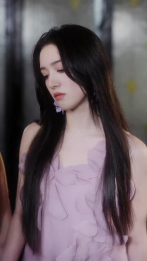 《鸢尾盛开时恋她成瘾》（20集）免费短剧在线看个够